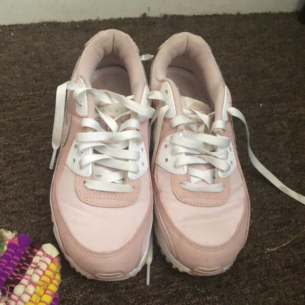 These are the Nike air max. There a size 9 in womens and 7 in mens.